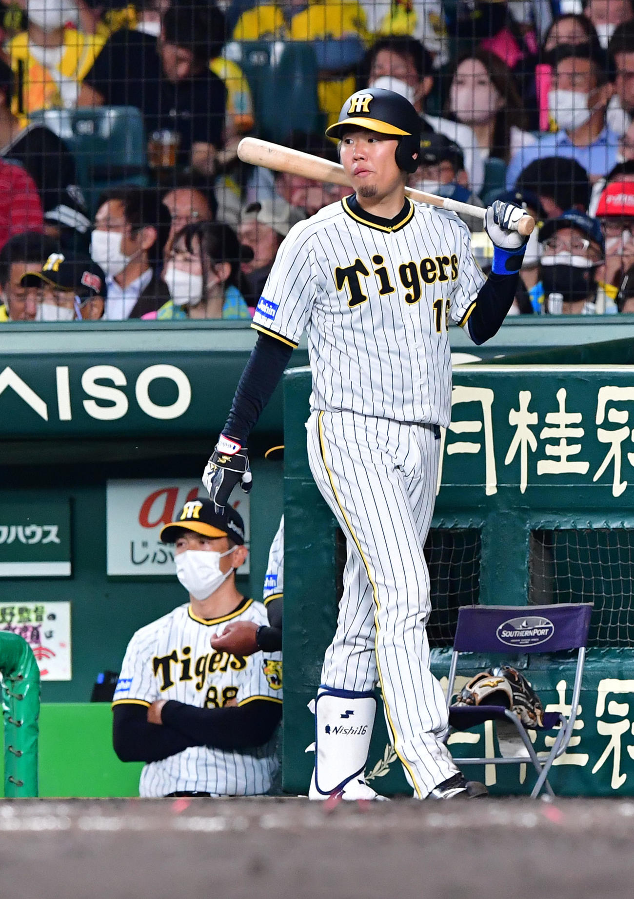 阪神対西武　5回、ウエイティングサークルに向かうは西勇（右）。左は矢野監督（撮影・前岡正明）