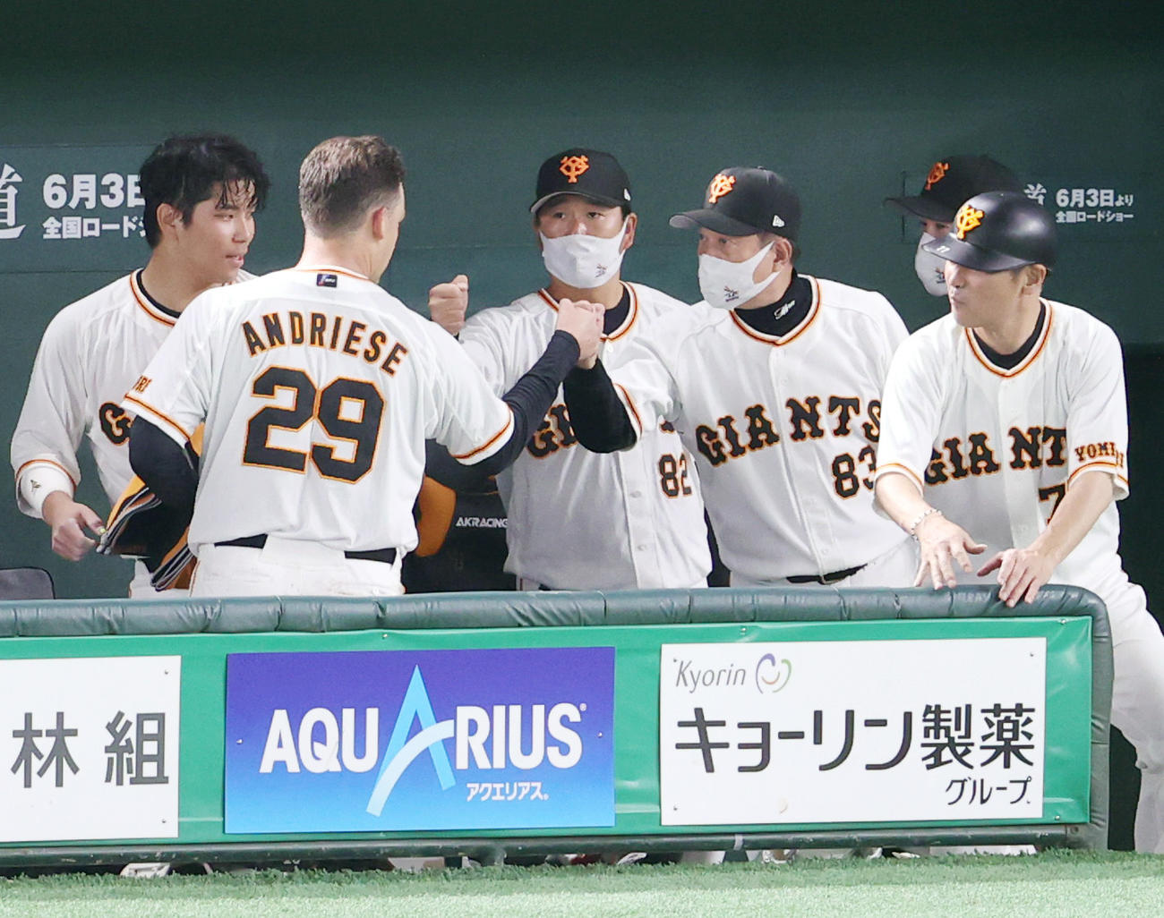 巨人対ソフトバンク　6回表を終え、ベンチでアンドリース（左）とタッチを交わす原監督（右から2人目）（撮影・狩俣裕三）