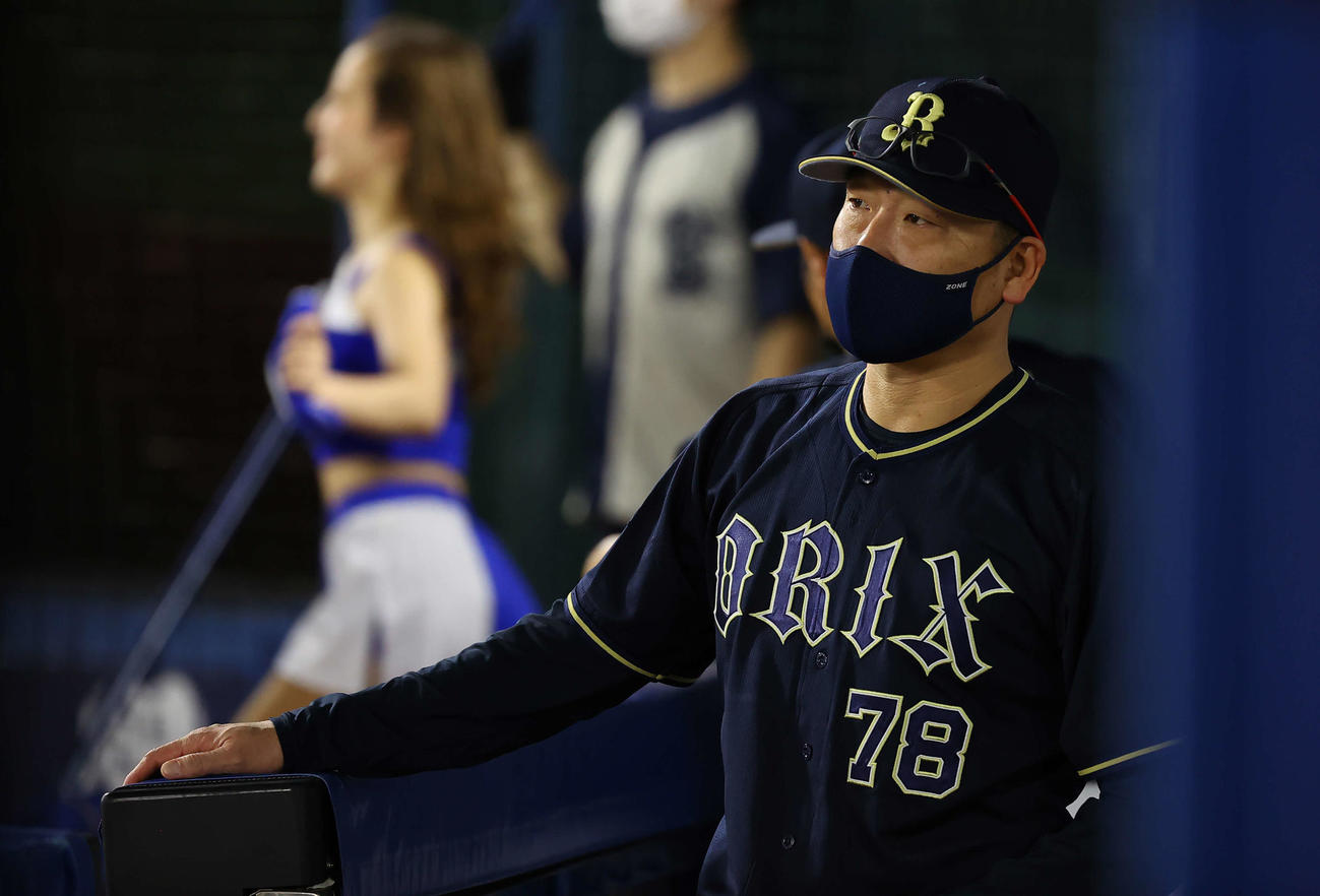 DeNA対オリックス　5回表、ベンチで考え込むオリックス中嶋監督（撮影・垰建太）