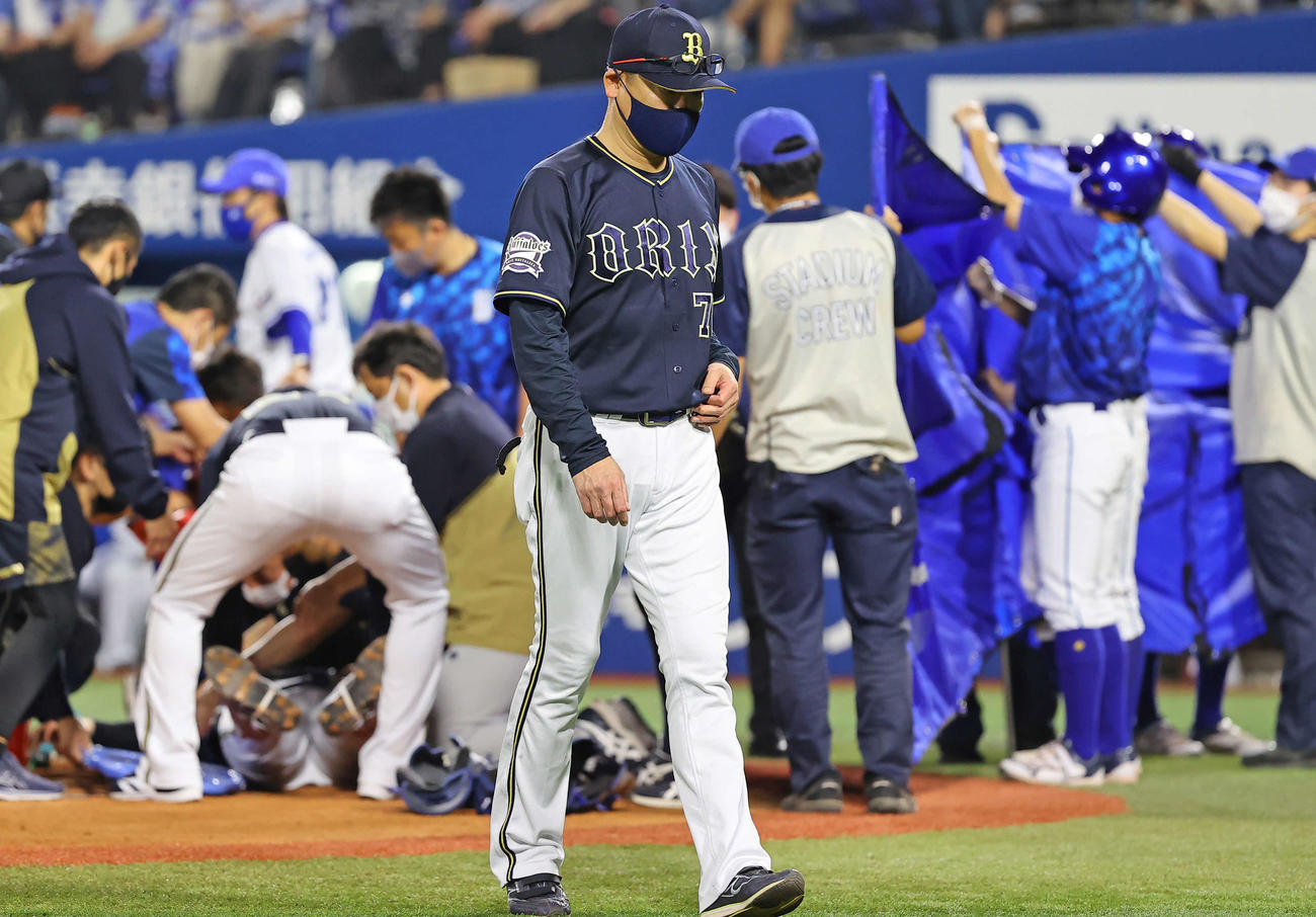 DeNA対オリックス　4回裏DeNA2死一塁、捕手伏見が負傷しうつむく中嶋監督（手前）（撮影・垰建太）