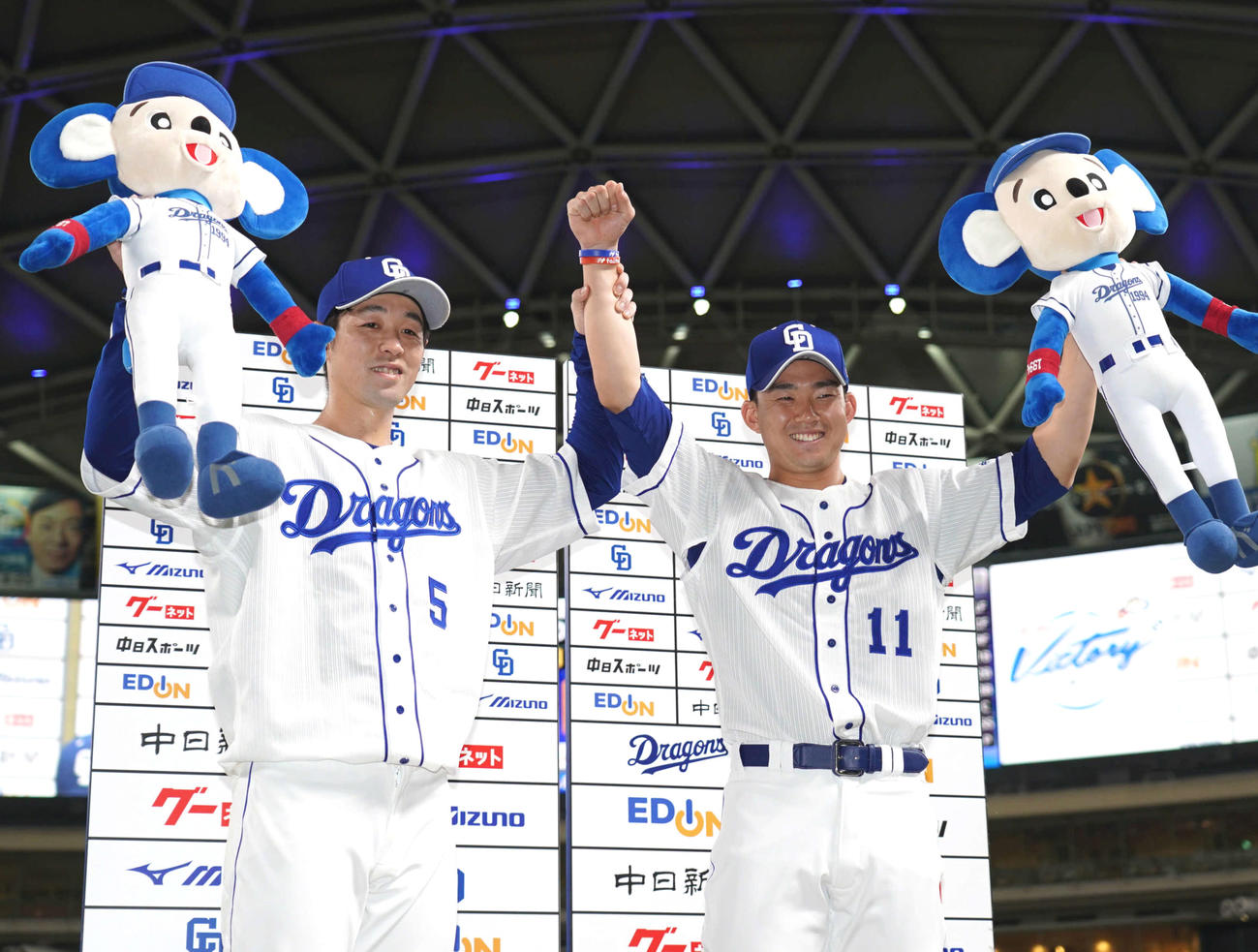 ヒーローインタビューを終えポーズを決める阿部（左）と小笠原（撮影・森本幸一）