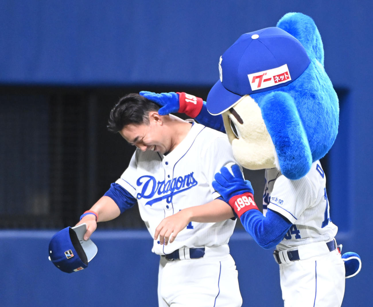ドアラから手荒い祝福を受ける小笠原（撮影・森本幸一）