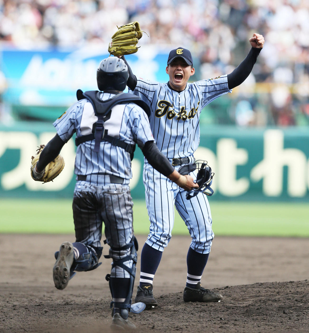 15年夏の甲子園を制しガッツポーズする東海大相模・小笠原慎之介