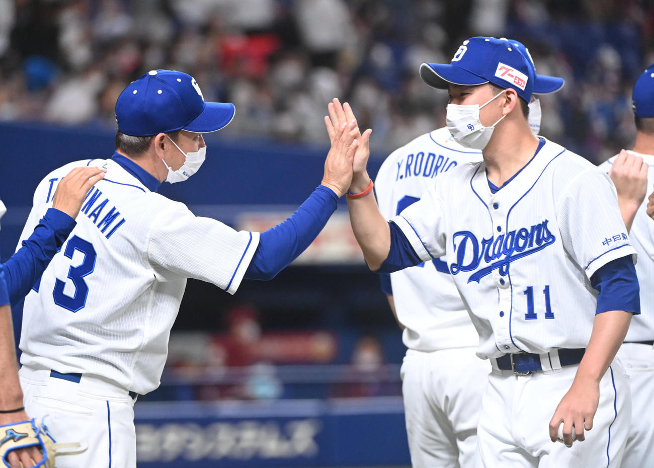 試合終了後、立浪監督とタッチを交わす小笠原（右）（撮影・森本幸一）