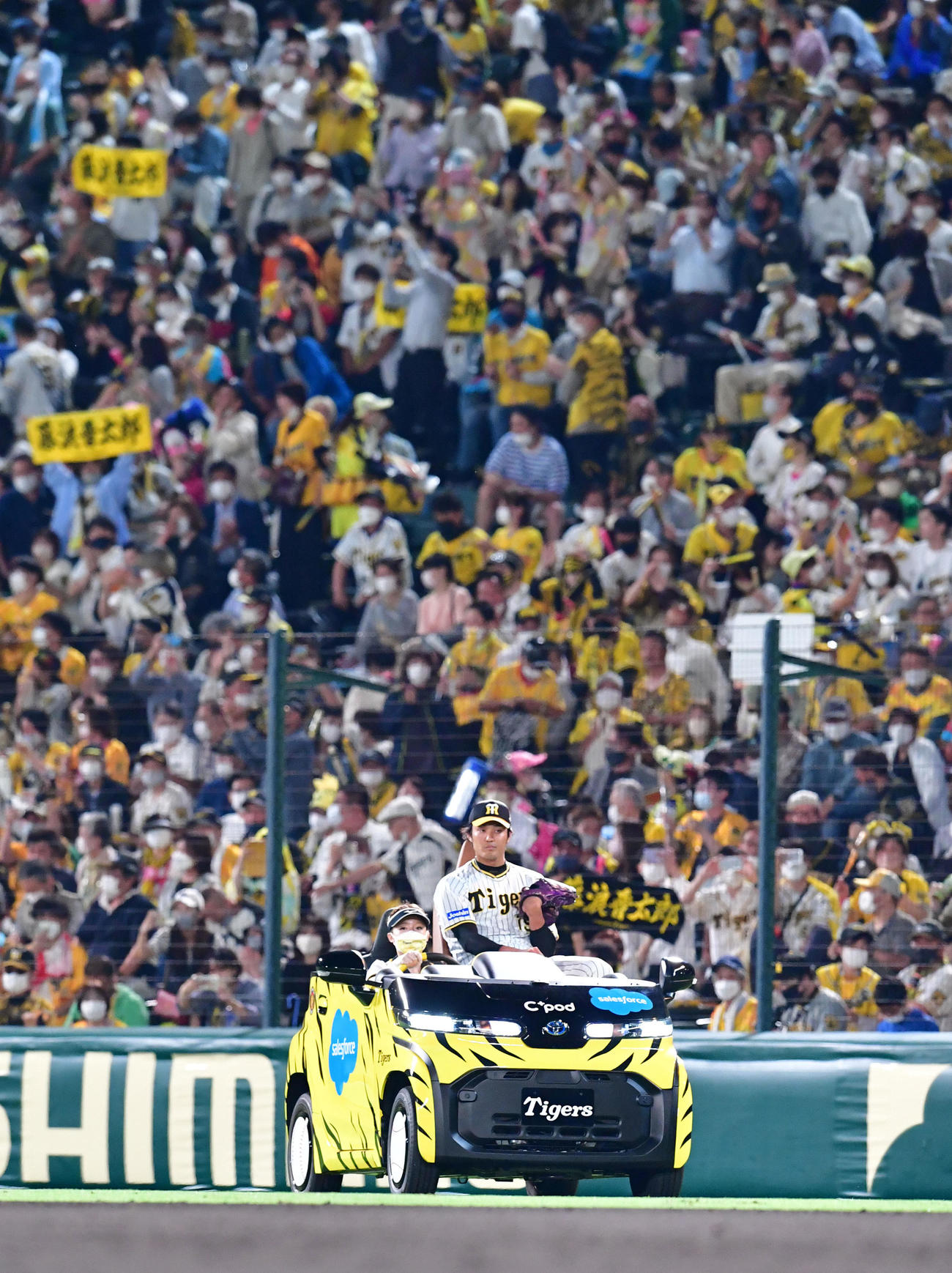 阪神対西武　9回、マウンドに向かう藤浪（撮影・前岡正明）