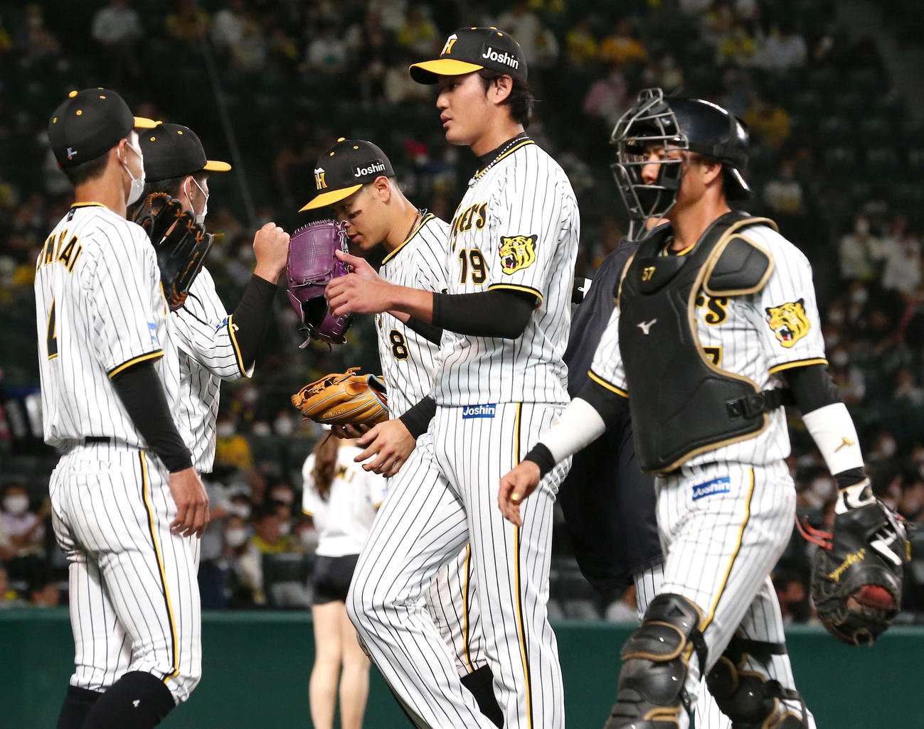 阪神対西武　9回に登板した阪神藤浪（右から2人目）は無失点で終えベンチ前でナインの出迎えを受ける（撮影・上山淳一）