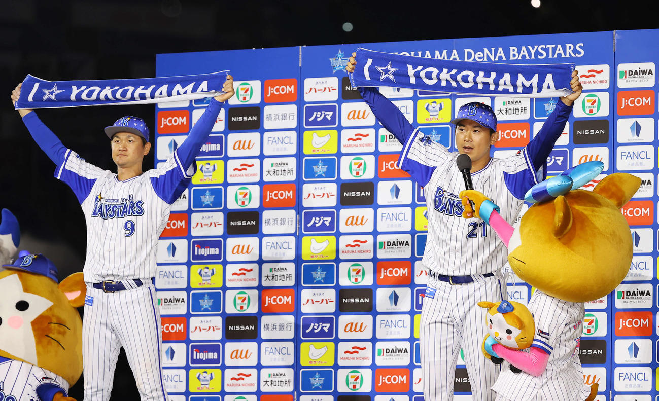 DeNA対オリックス　お立ち台でヒーローインタビューにこたえるDeNA今永（右）と大和（撮影・垰建太）