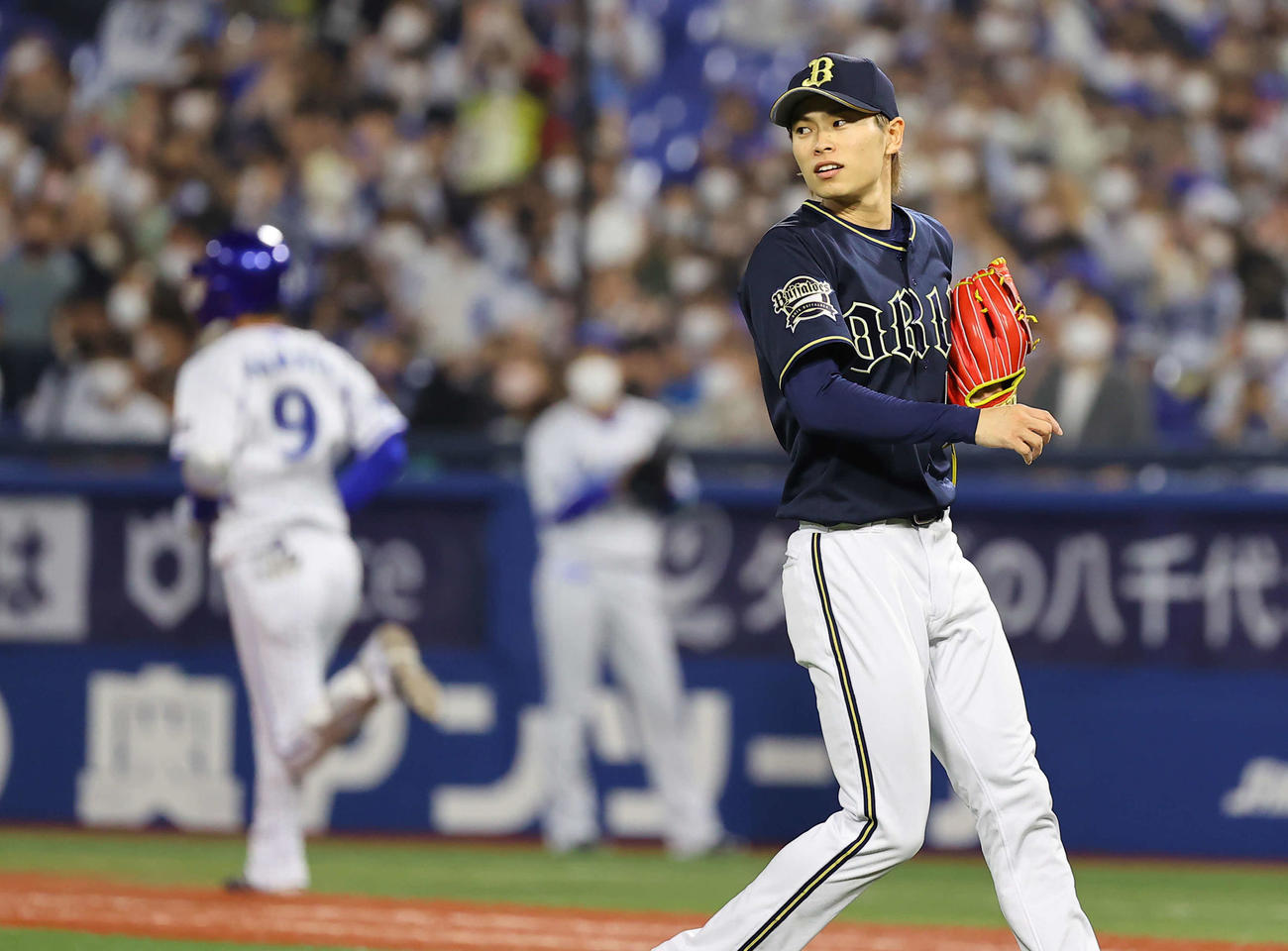 DeNA対オリックス　4回裏DeNA1死、大和（左）に適時打を許す山岡（撮影・垰建太）