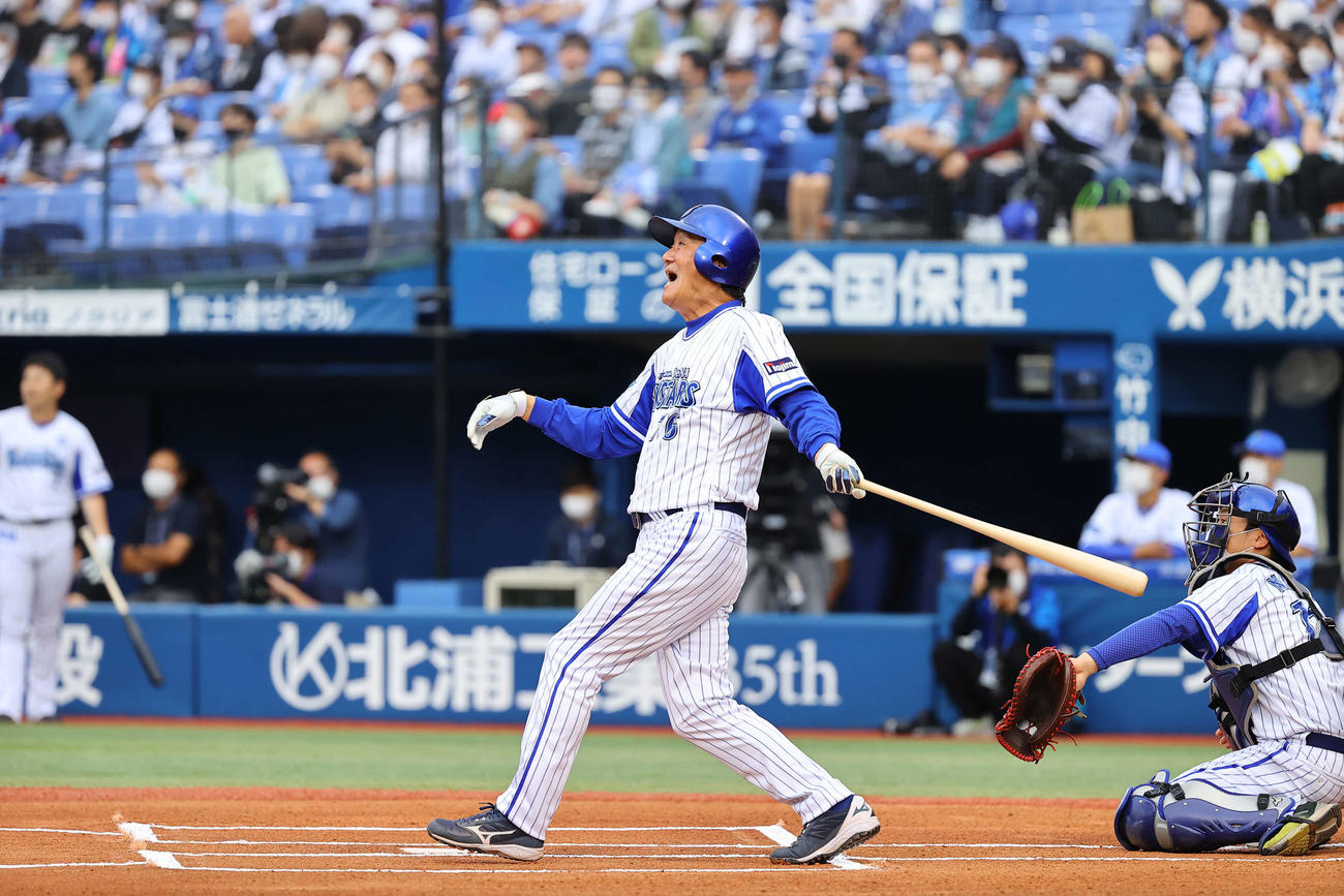 DeNA対オリックス　試合前、佐藤氏との1打席対決に臨むDeNA田代巡回打撃コーチ（撮影・垰建太）