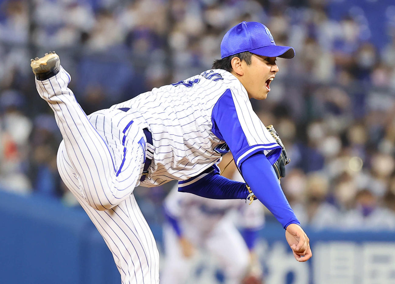 DeNA対オリックス　9回表、DeNA4番手で登板し力投する山崎（撮影・垰建太）