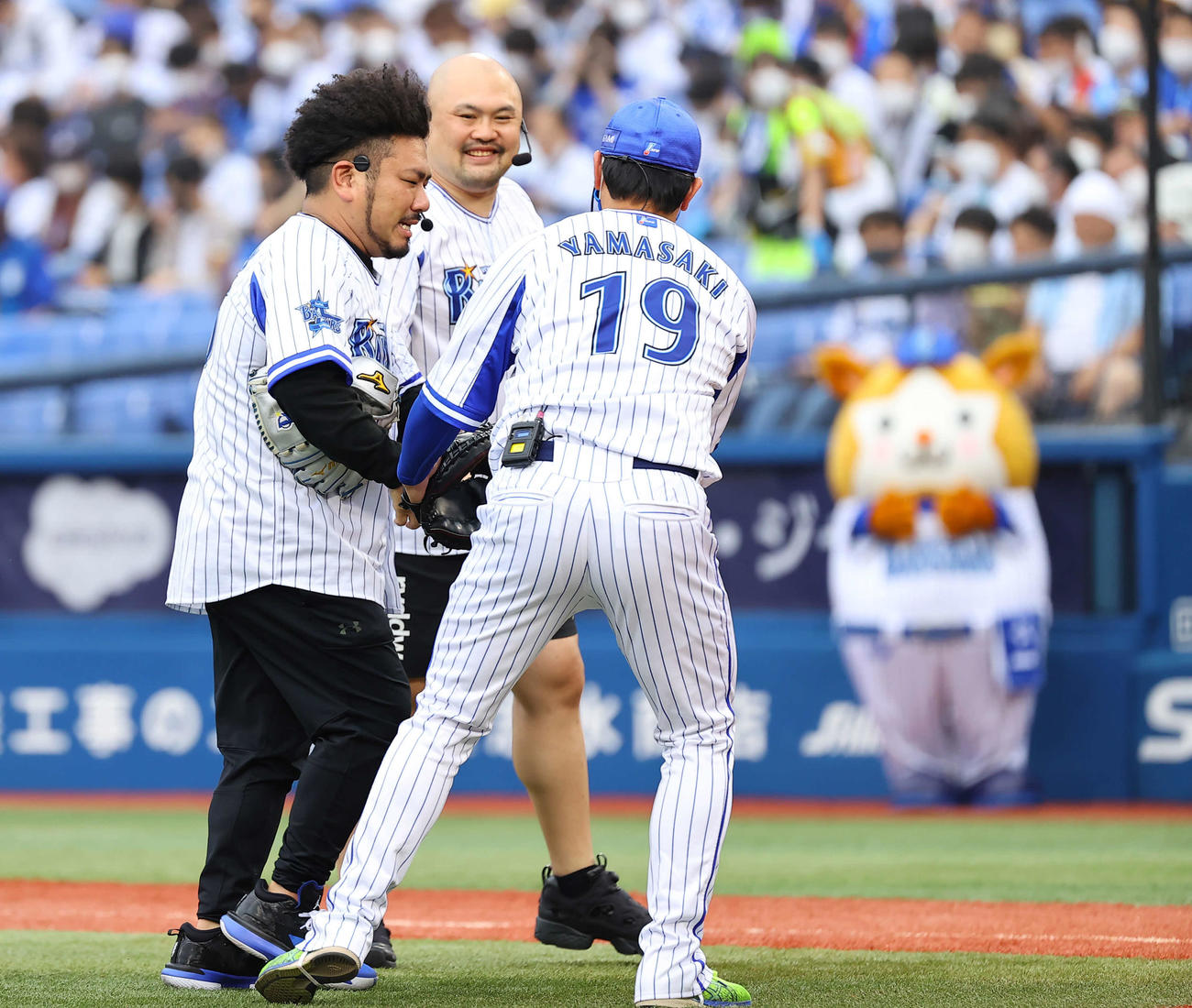 DeNA対オリックス　始球式で鬼越トマホークの金ちゃん（左）と坂井良多（中央）はDeNA山崎と和解の握手を交わす（撮影・垰建太）
