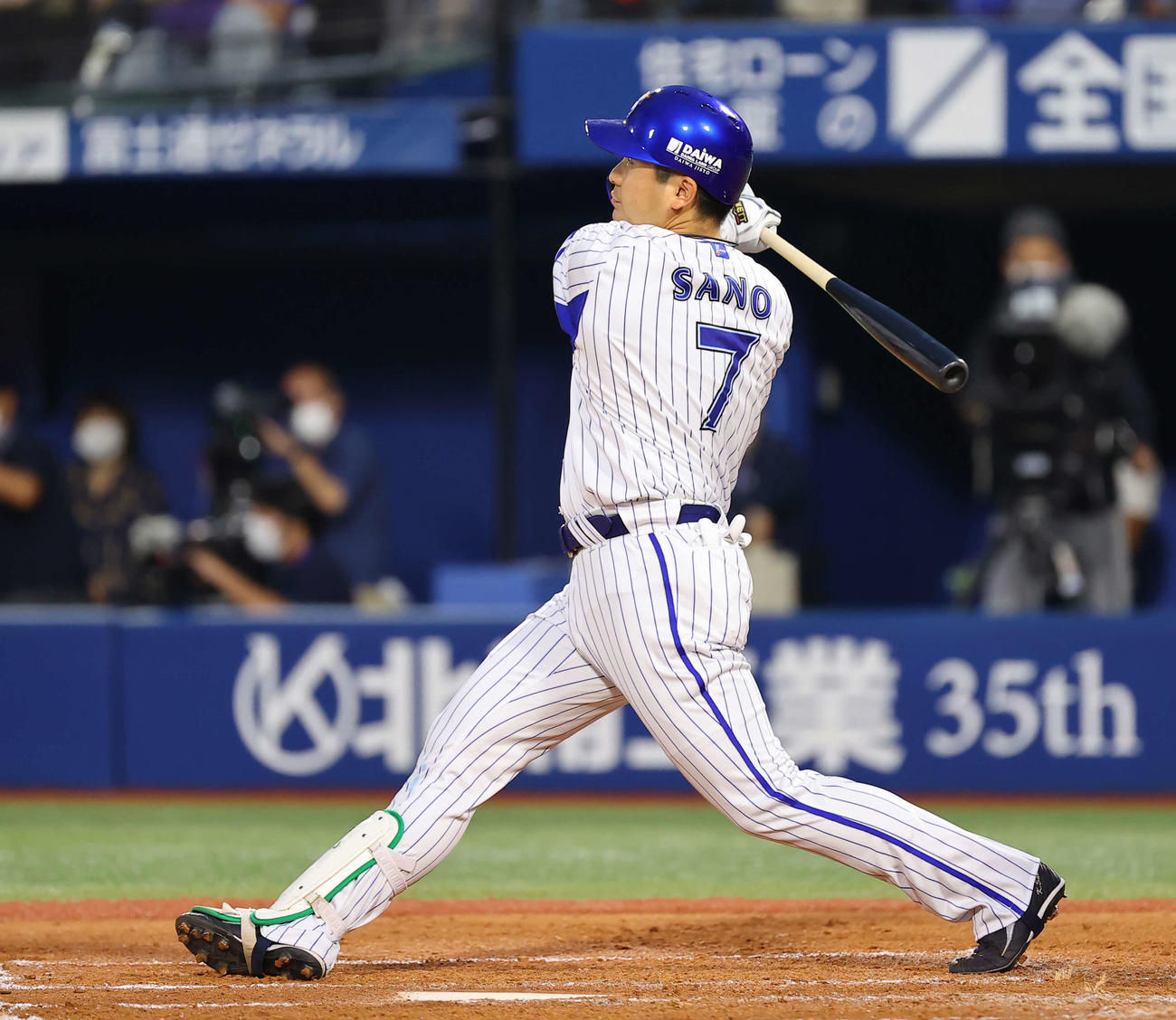 DeNA対オリックス　3回裏DeNA2死二塁、中前適時打を放つ佐野（撮影・垰建太）