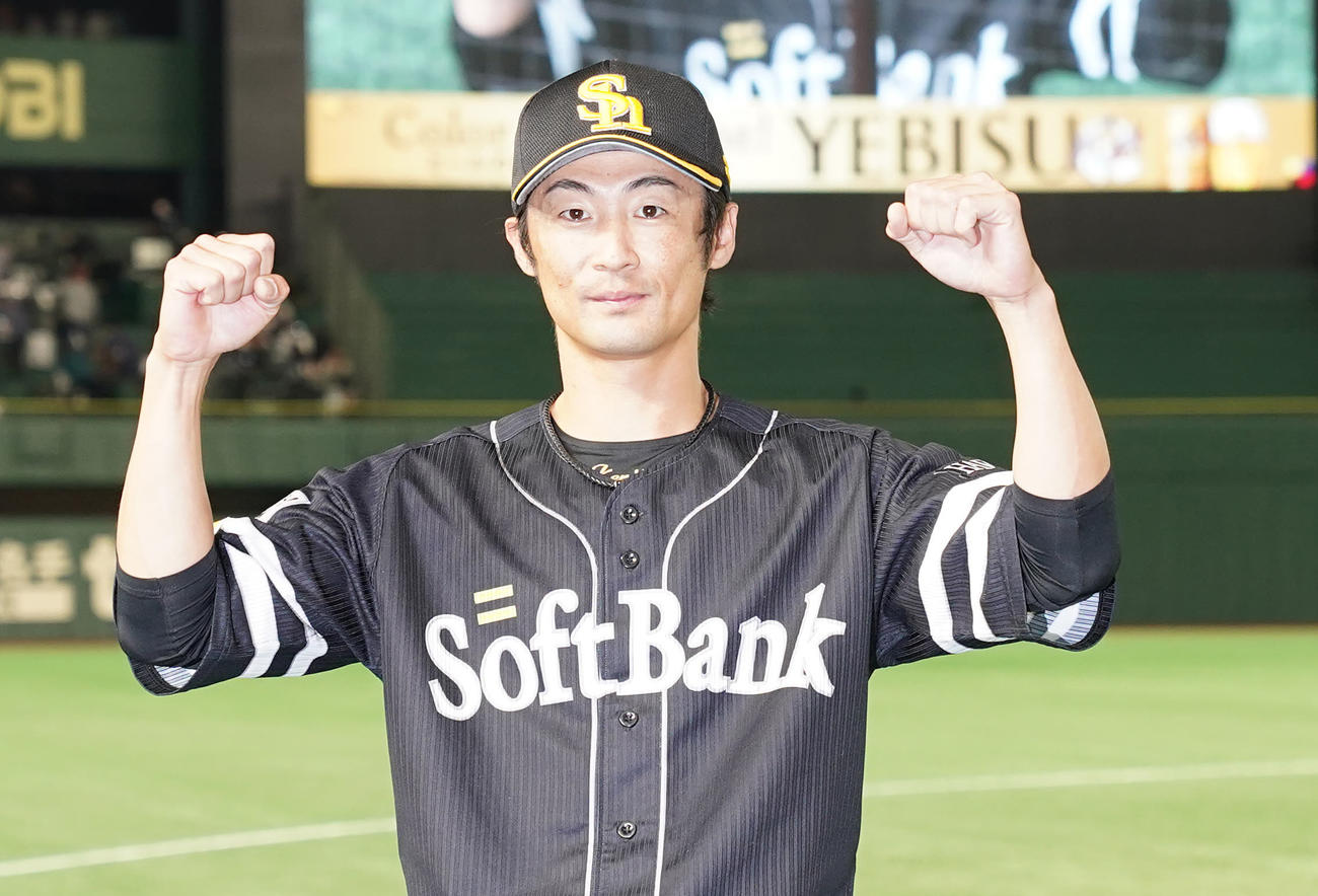巨人対ソフトバンク　ヒーローインタビューを終えガッツポーズするソフトバンク明石（撮影・鈴木みどり）