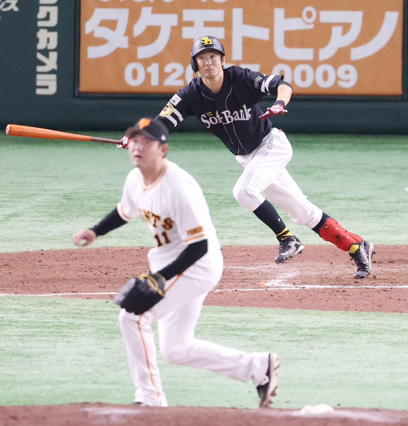 巨人対ソフトバンク　8回表ソフトバンク2死二塁、適時三塁打を放つ代打明石。投手平内（撮影・狩俣裕三）