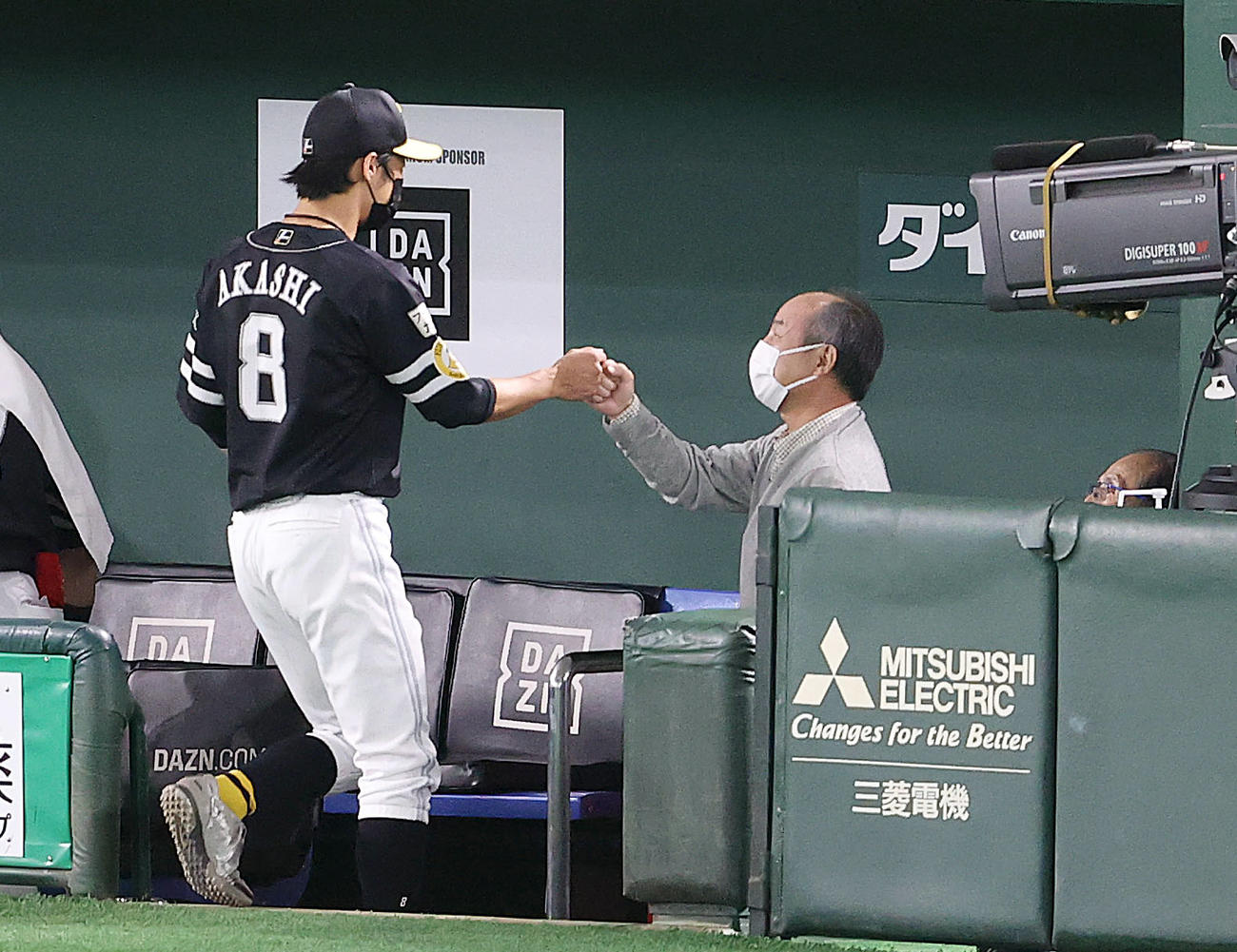 巨人対ソフトバンク　巨人に勝利し、明石（左）を迎える孫オーナー（中央）と王会長（撮影・狩俣裕三）