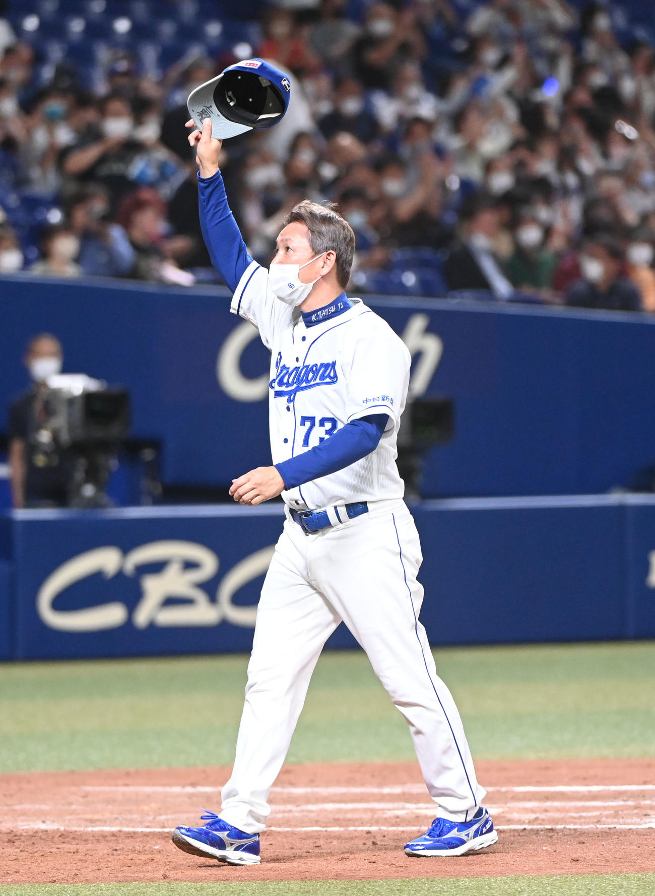 中日対楽天　試合終了、スタンドの観客に手を振る立浪監督（撮影・森本幸一）