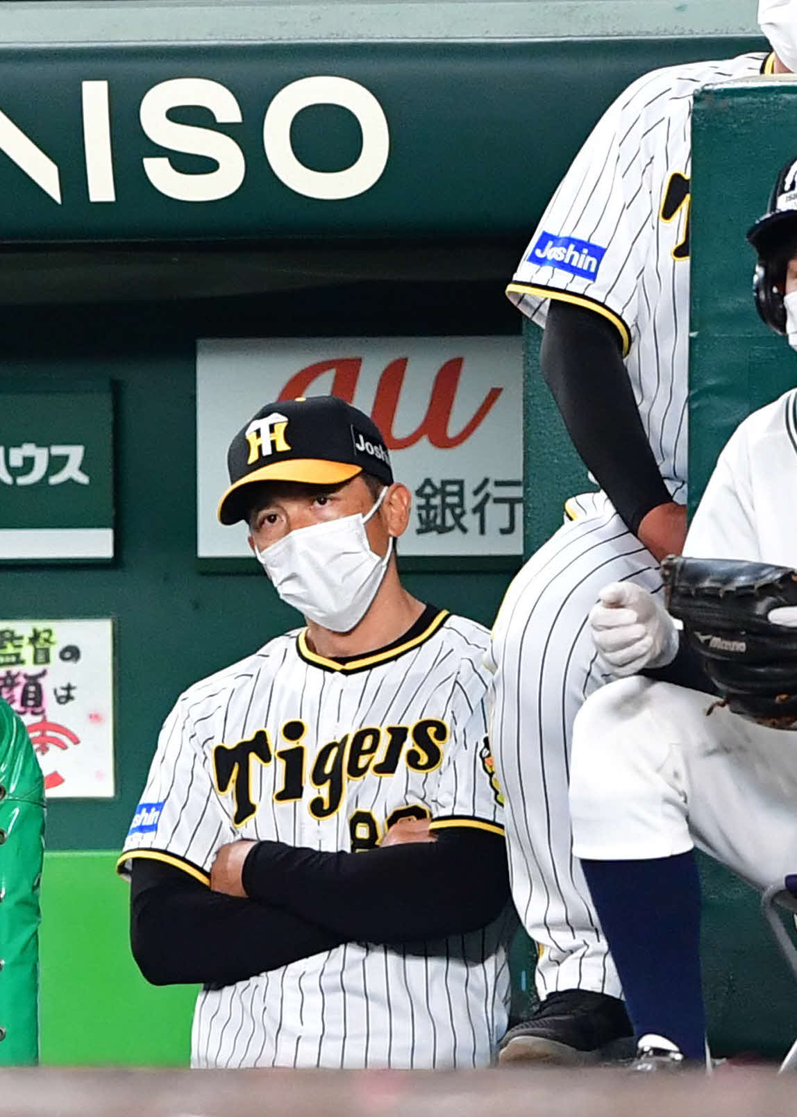 阪神対西武　敗戦が決まり、厳しい表情でグラウンドを見つめる矢野監督（撮影・前岡正明）