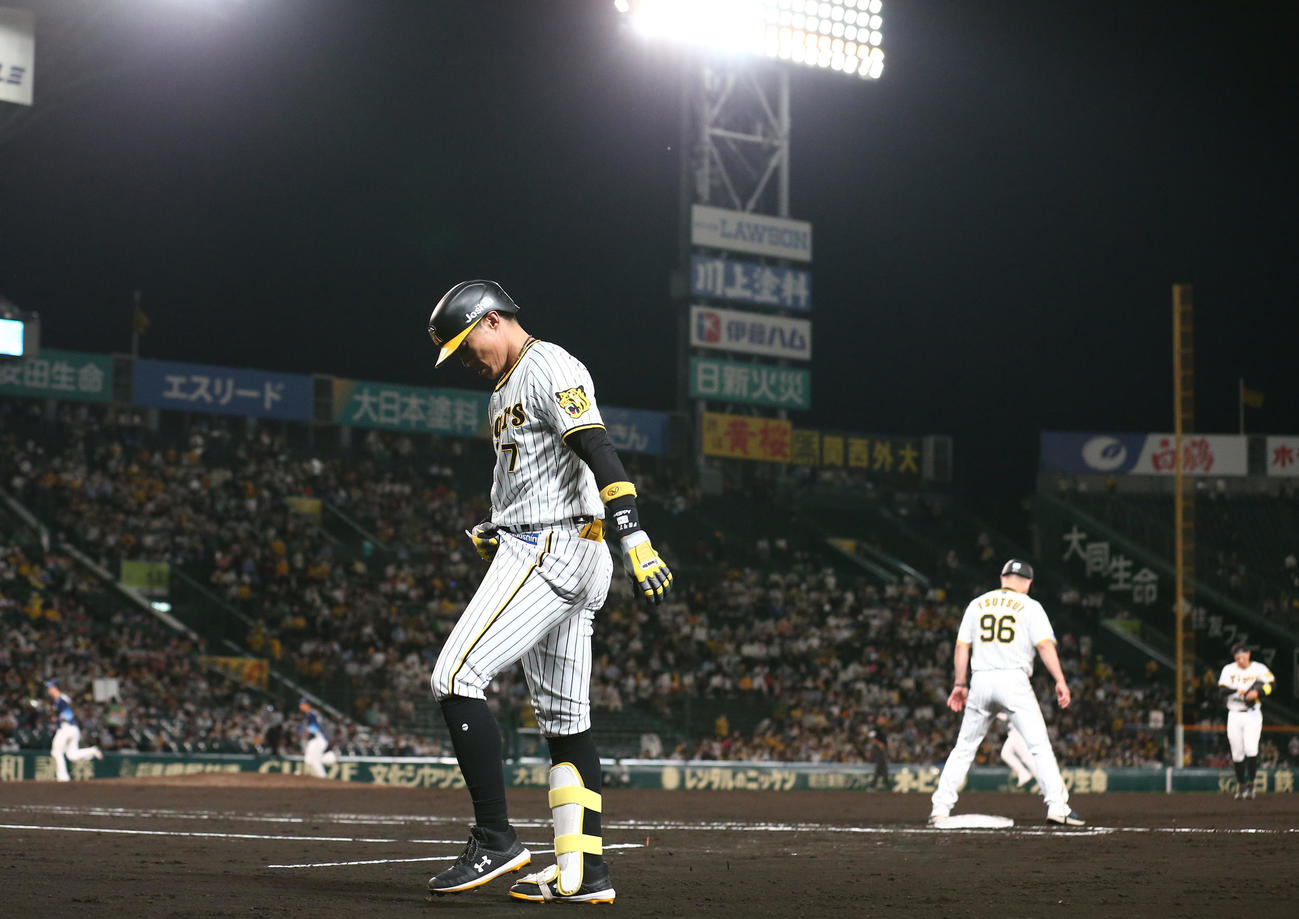 阪神対西武　6回裏阪神2死一、三塁、糸井は投ゴロに倒れる（撮影・上山淳一