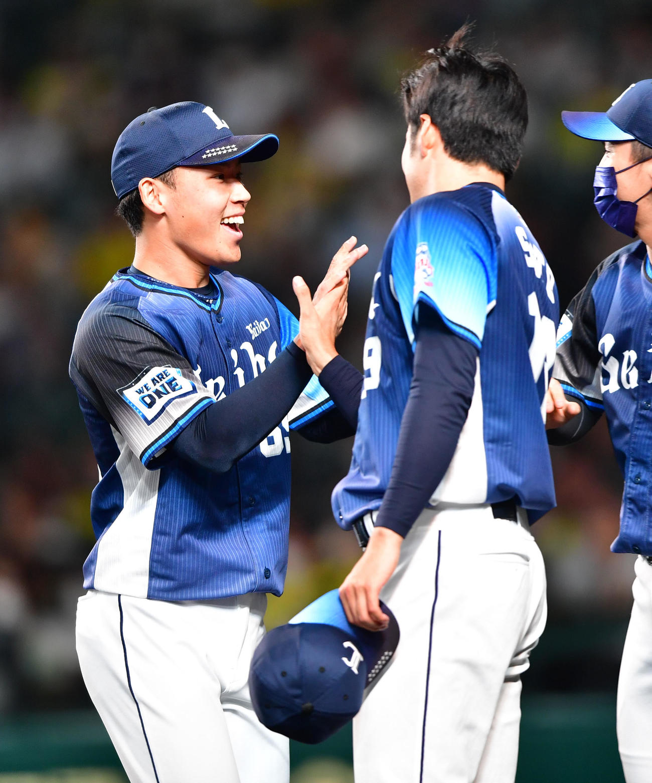 阪神対西武　6回裏阪神2死一、三塁、糸井を投ゴロに打ち取り笑顔でベンチに戻る西武2番手の水上（撮影・前岡正明）