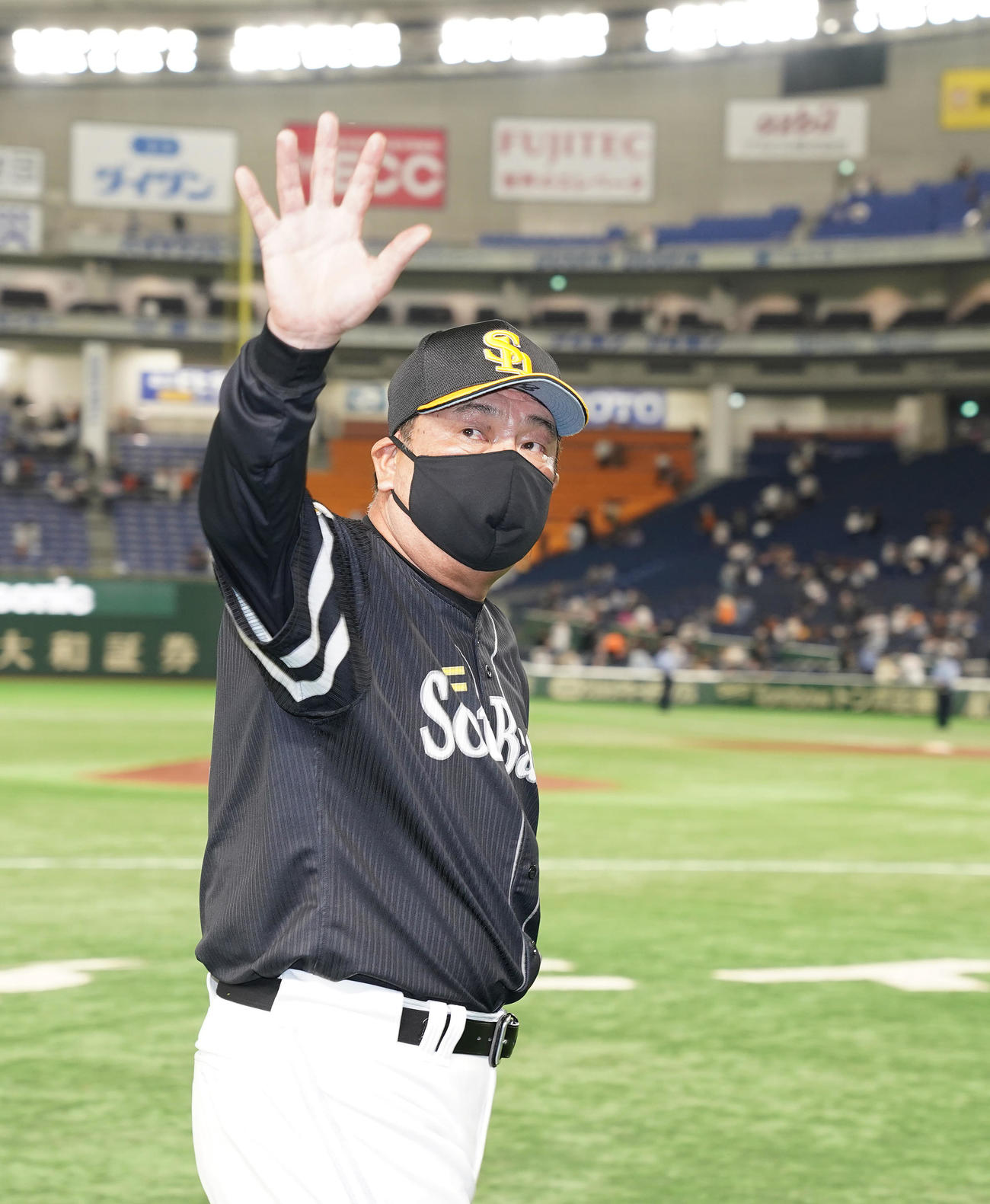 巨人対ソフトバンク　巨人に勝利し、ファンの声援に応えるソフトバンク藤本監督（撮影・鈴木みどり）