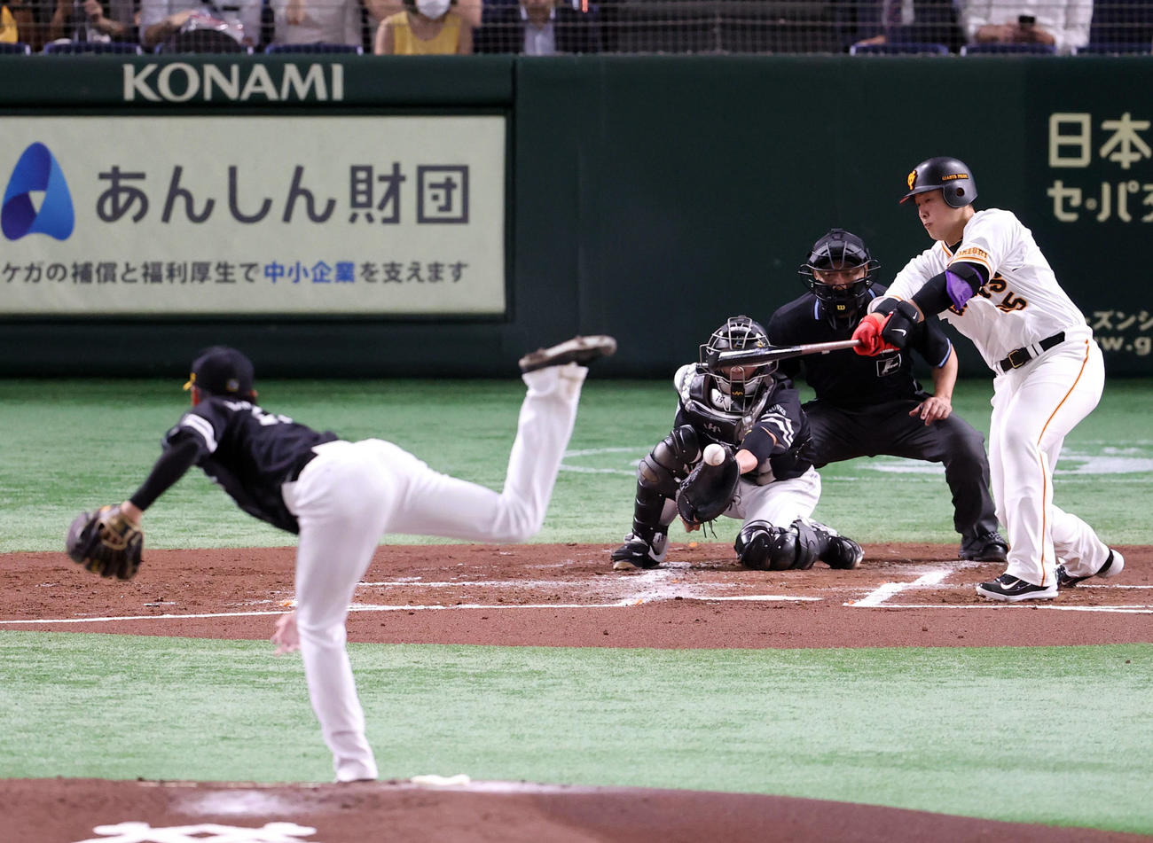 巨人対ソフトバンク　2回裏巨人無死、遊ゴロに打ち取られる岡本和。投手東浜（撮影・狩俣裕三）
