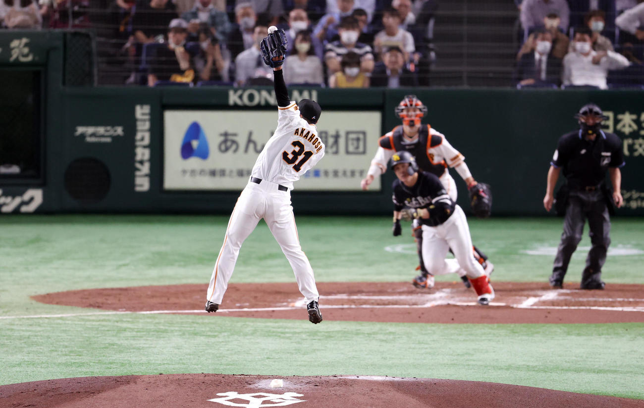 巨人対ソフトバンク　3回表ソフトバンク無死、甲斐の投ゴロにジャンプしキャッチを試みる赤星（撮影・狩俣裕三）