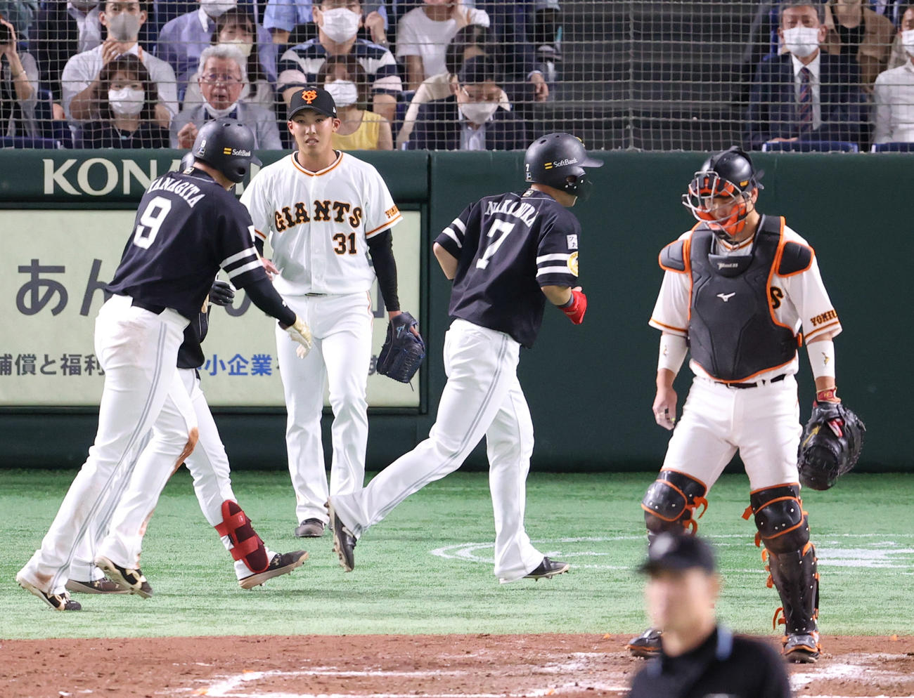 巨人対ソフトバンク　4回表ソフトバンク1死二、三塁、柳町に2点適時打を打たれる赤星（後方）。左は生還した柳田と中村晃（撮影・狩俣裕三）