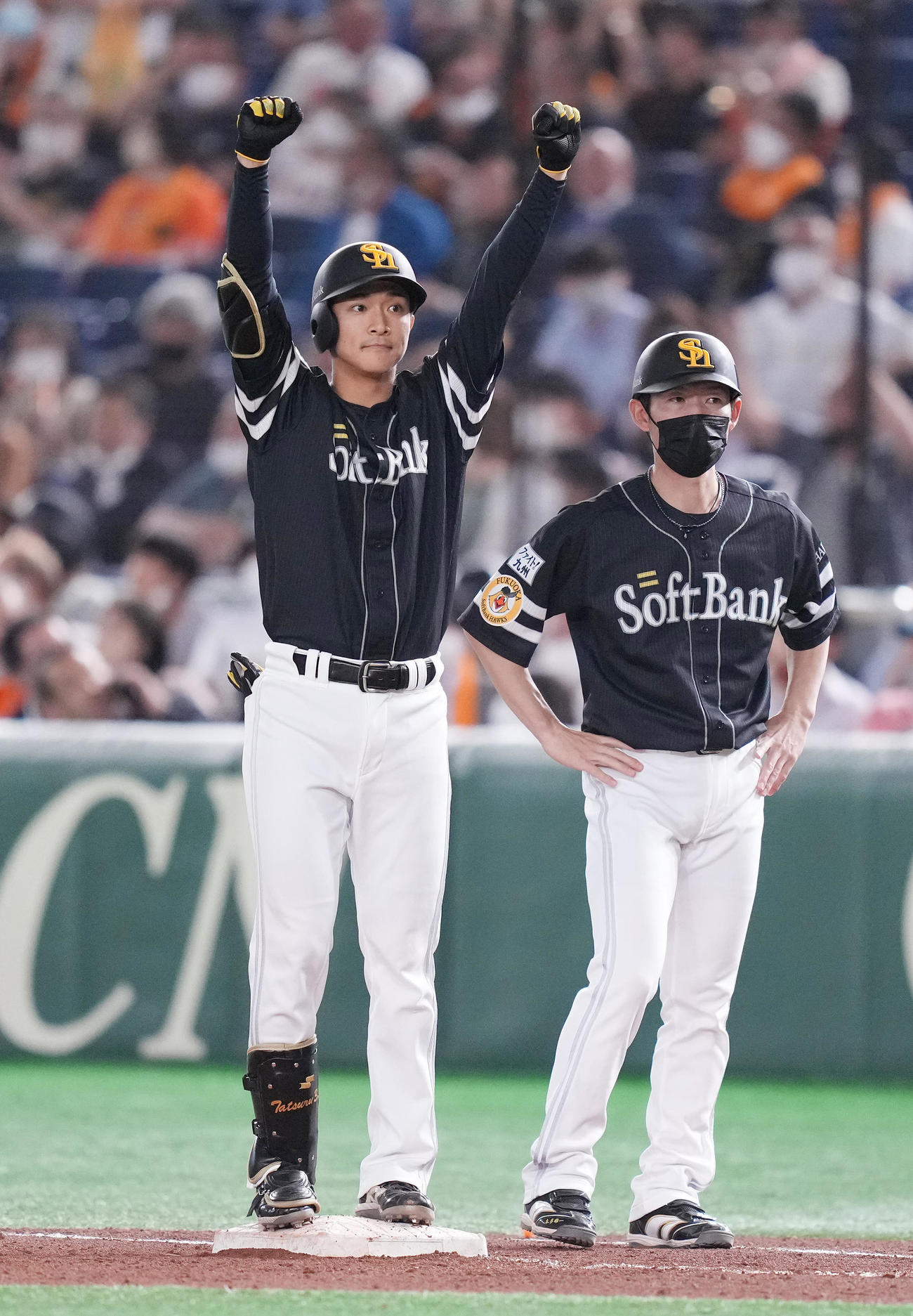 巨人対ソフトバンク　4回表ソフトバンク1死二、三塁、中2点適時打を放った柳町（左）はベンチに向かって両手を突き上げる（撮影・鈴木みどり）