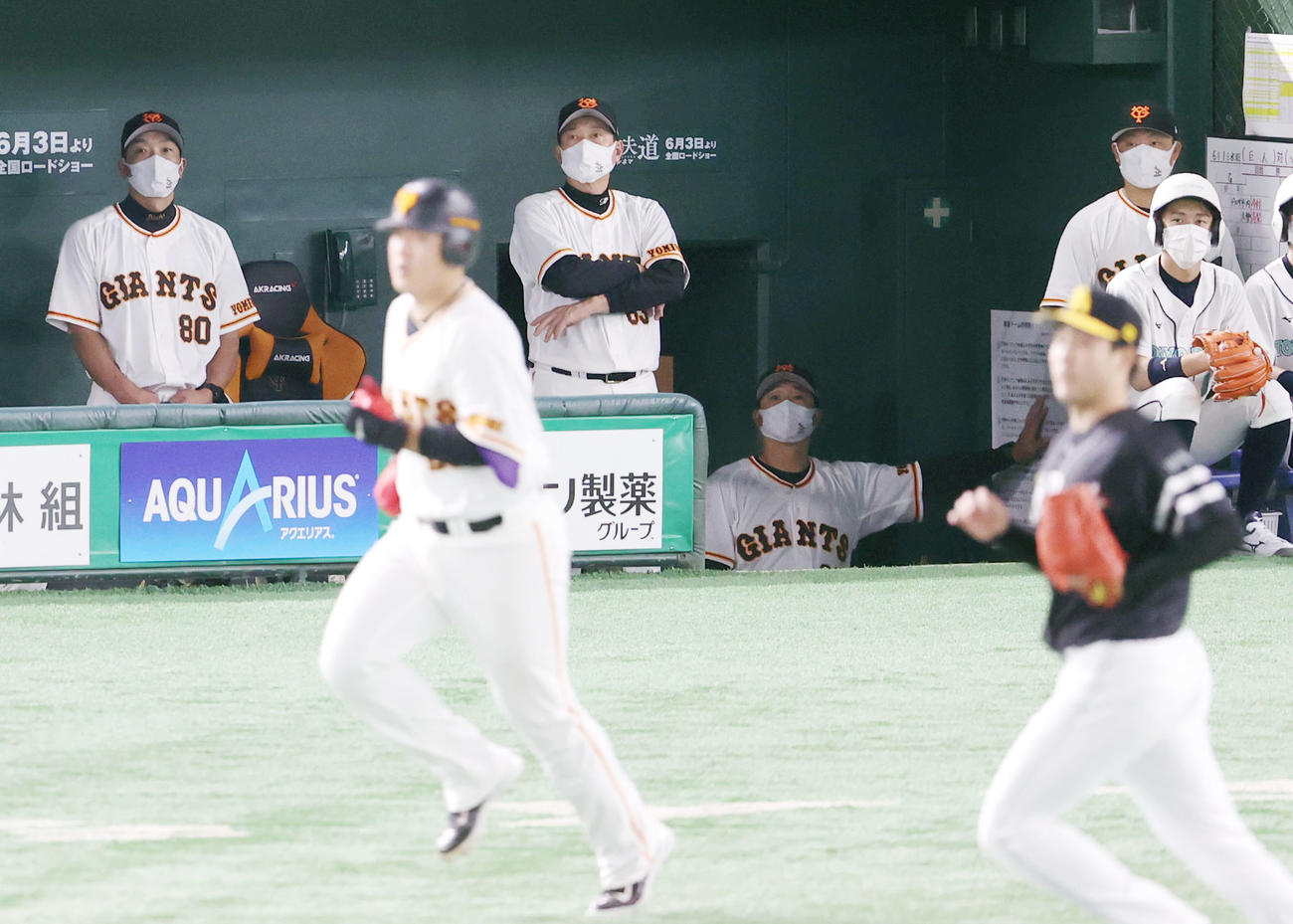 巨人対ソフトバンク　9回裏巨人無死、二飛に打ち取られる岡本和（手前）を見つめる原監督（後方中央）（撮影・狩俣裕三）