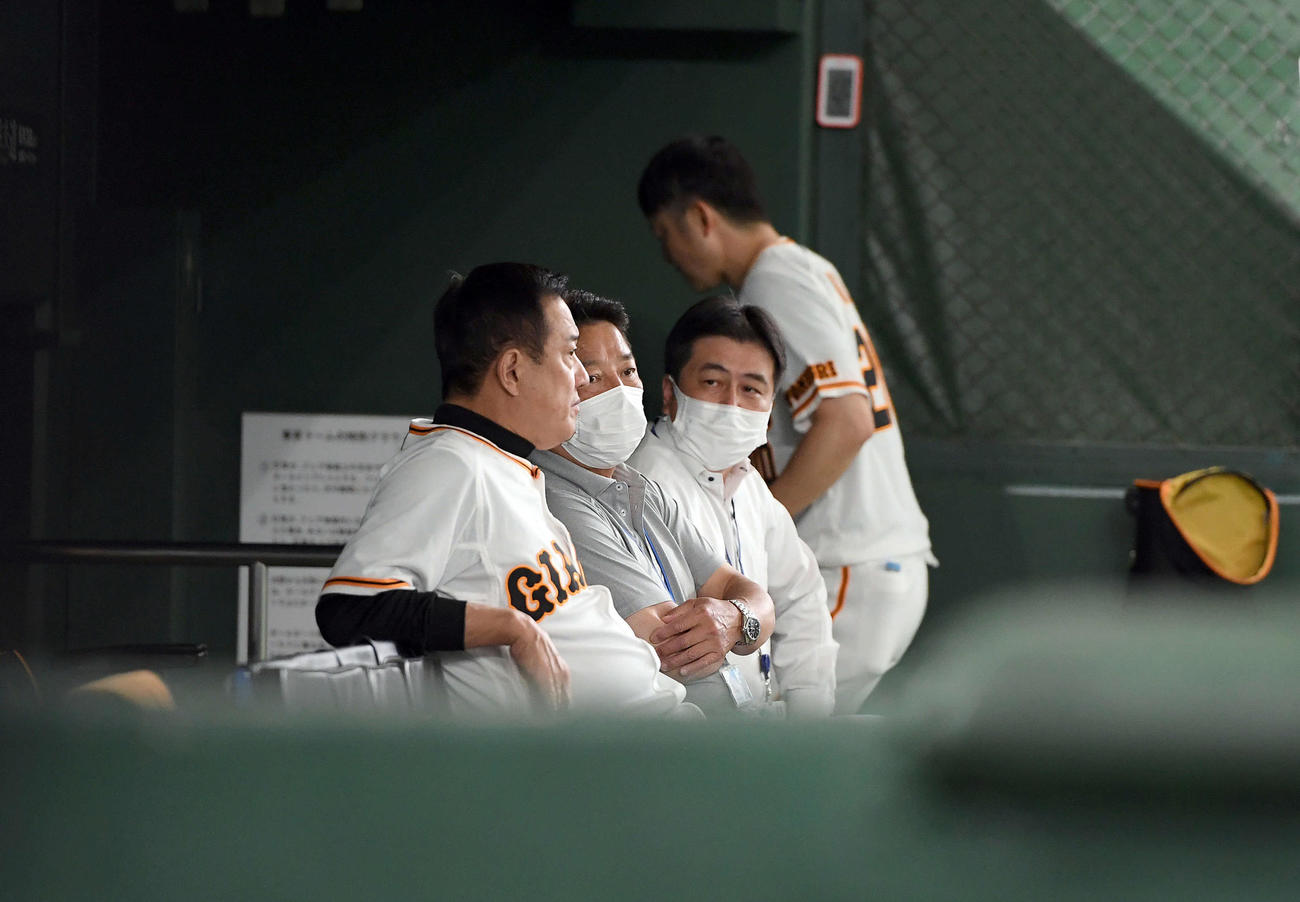巨人対ソフトバンク　ベンチで原辰徳監督と話をする巨人吉村球団編成副本部長兼国際部長（撮影・たえ見朱実）