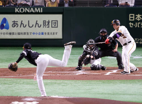 巨人対ソフトバンク　2回裏巨人無死、遊ゴロに打ち取られる岡本和。投手東浜（撮影・狩俣裕三）