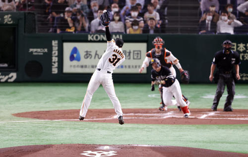巨人対ソフトバンク　3回表ソフトバンク無死、甲斐の投ゴロにジャンプしキャッチを試みる赤星（撮影・狩俣裕三）