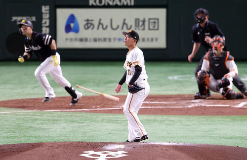 巨人対ソフトバンク　4回表ソフトバンク1死一、二塁、中村晃に先制適時二塁打を打たれる赤星（撮影・狩俣裕三）