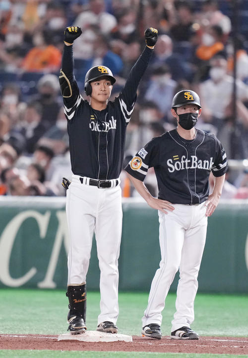 巨人対ソフトバンク　4回表ソフトバンク1死二、三塁、中2点適時打を放った柳町（左）はベンチに向かって両手を突き上げる（撮影・鈴木みどり）