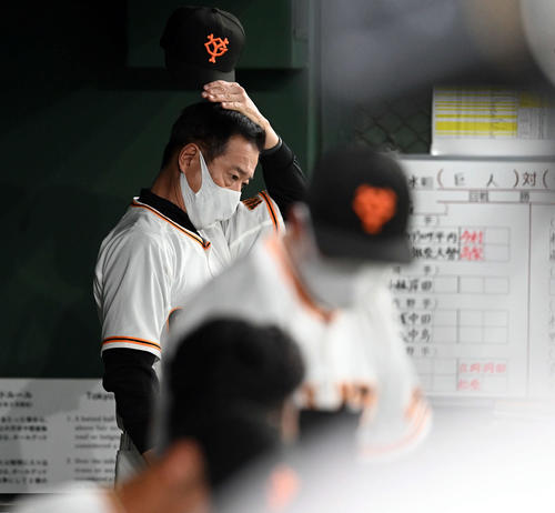 巨人対ソフトバンク　4回表、3失点しベンチで頭をかく巨人原監督（撮影・たえ見朱実）