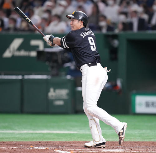 巨人対ソフトバンク　5回表ソフトバンク1死満塁、走者一掃の左3点適時二塁打を放つ柳田（撮影・鈴木みどり）