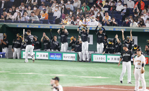 巨人対ソフトバンク　5回表ソフトバンク1死満塁、柳田が3点適時二塁打を放ち、盛り上がるソフトバンクベンチ（撮影・狩俣裕三）