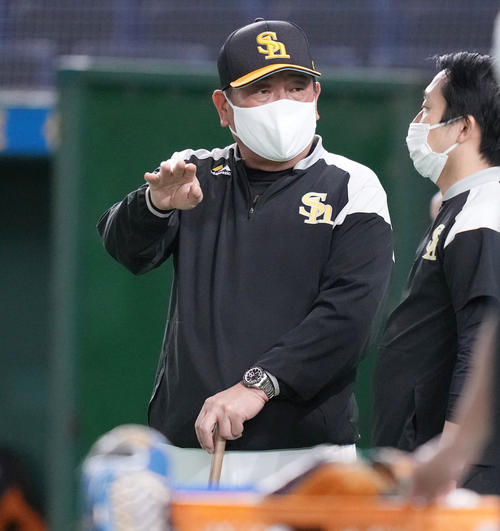 巨人対ソフトバンク　試合前練習を見守るソフトバンク藤本監督（左）（撮影・鈴木みどり）