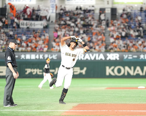 巨人対ソフトバンク　6回裏巨人1死、左越えソロ本塁打を放ったウォーカーはポーズを取りながらダイヤモンドをまわる（撮影・鈴木みどり）