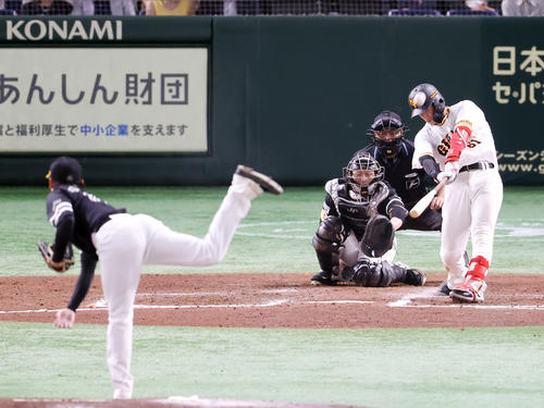 巨人対ソフトバンク　7回裏巨人無死、ソロ本塁打を放つ増田陸。投手東浜（撮影・狩俣裕三）