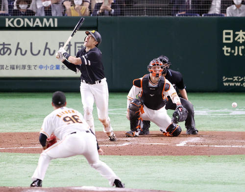 巨人対ソフトバンク　7回表ソフトバンク2死、自打球が足に当たり、痛がる柳田。投手菊地（撮影・狩俣裕三）