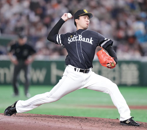 巨人対ソフトバンク　8回裏から2番手で登板したソフトバンク藤井（撮影・鈴木みどり）