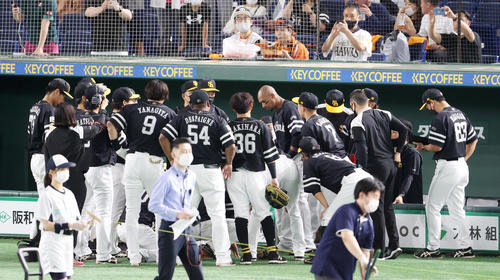 巨人対ソフトバンク　試合前の円陣で声出しするソフトバンクのグラシアル（中央）（撮影・狩俣裕三）