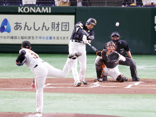 巨人対ソフトバンク　1回表ソフトバンク2死、左飛に打ち取られる柳田。投手赤星（撮影・狩俣裕三）