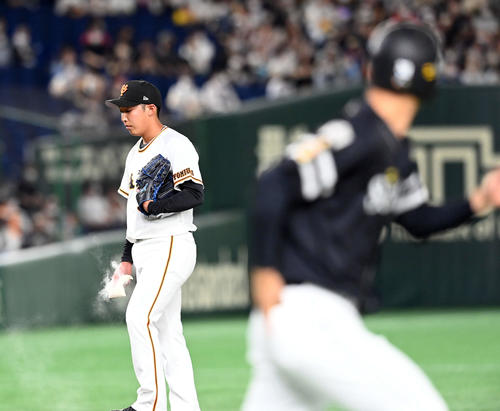 巨人対ソフトバンク　2回ソフトバンク2死、柳町に四球を与える巨人の先発赤星（撮影・たえ見朱実）