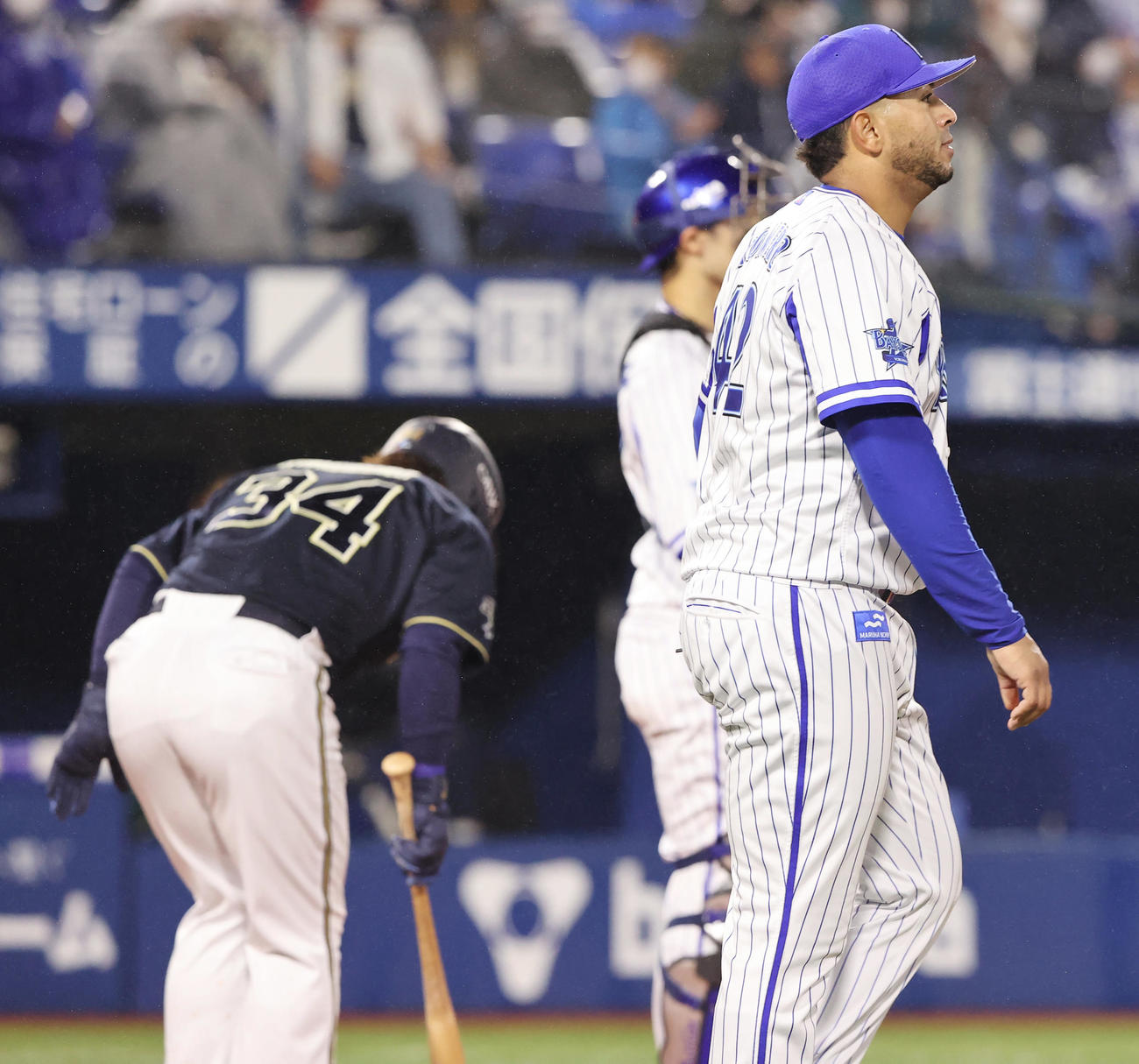 DeNA対オリックス　4回表オリックス無死満塁、適時打を許しぼうぜんとスコアボードを見つめるDeNAロメロ（右）（2021年5月27日撮影）