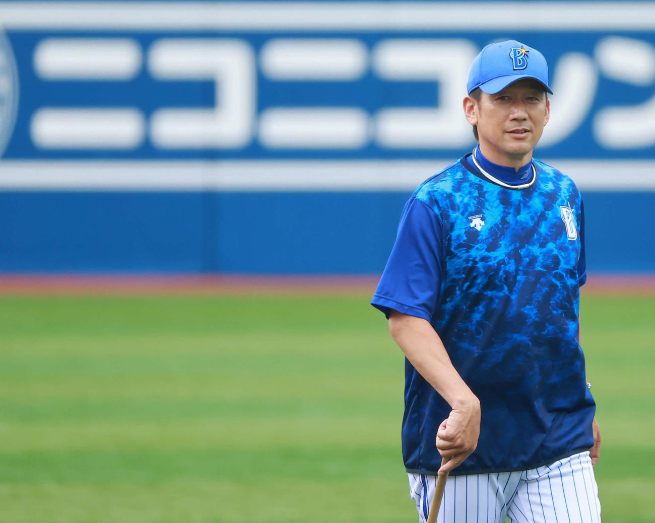 DeNA対オリックス　試合前、笑顔を見せるDeNA三浦監督（撮影・垰建太）