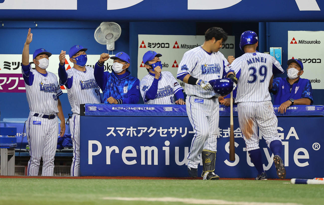 DeNA対オリックス　3回裏DeNA2死二塁、佐野の適時打で生還した嶺井（39番）を出迎える三浦監督（中央）（撮影・垰建太）