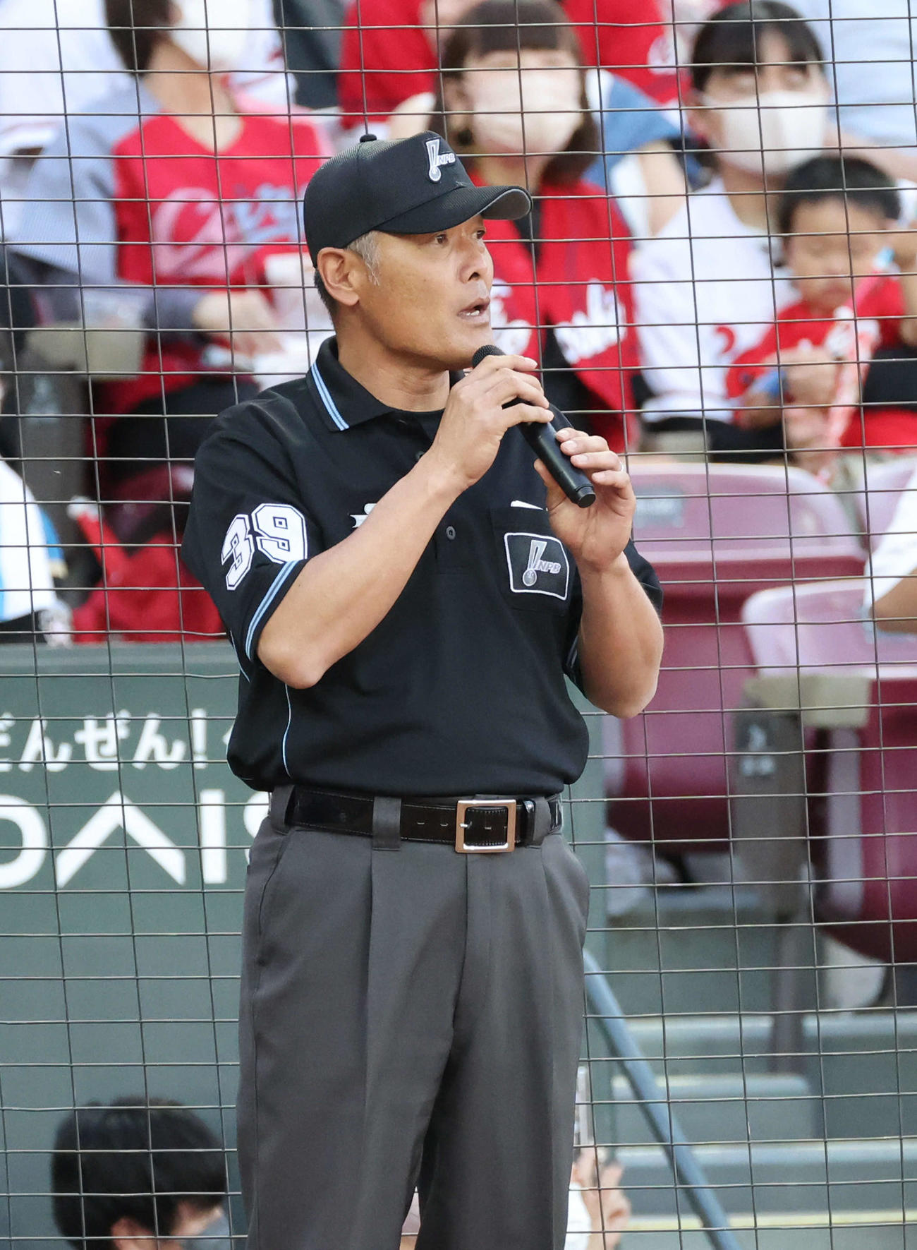 交流戦広島対日本ハム　4回表日本ハム1死一塁、万波の打球を中村奨が好捕、好返球しチェンジのはずが、塁審からボーク判定。走者が二塁進塁で打ち直しと説明する責任審判（撮影・加藤孝規）