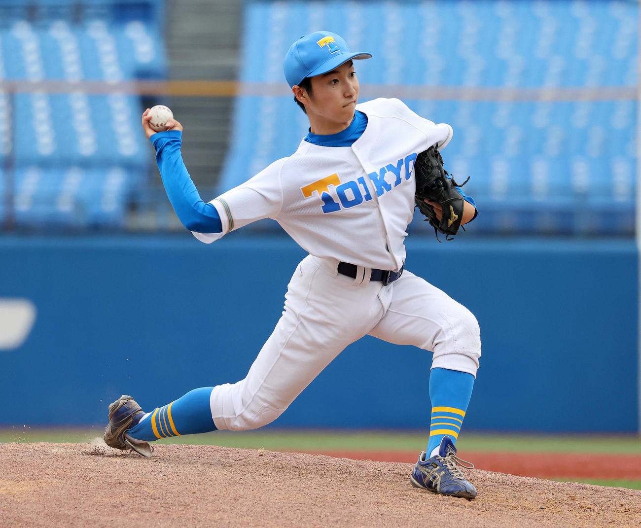 東大対慶大　力投する東大・渡辺（撮影・鈴木正人）